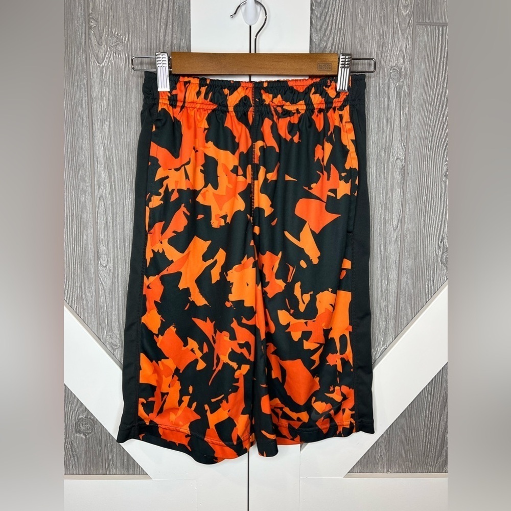 E2.04 Nike Boys Basketball Shorts large